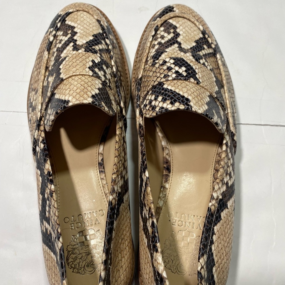 Vince Camuto Leather Tan&Black Snake Print Woman’s Slip  On Loafers 9.5 - Picture 3 of 12
